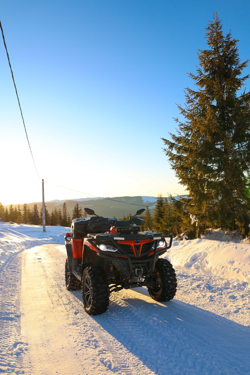 Aventură cu ATV la apus în munții României