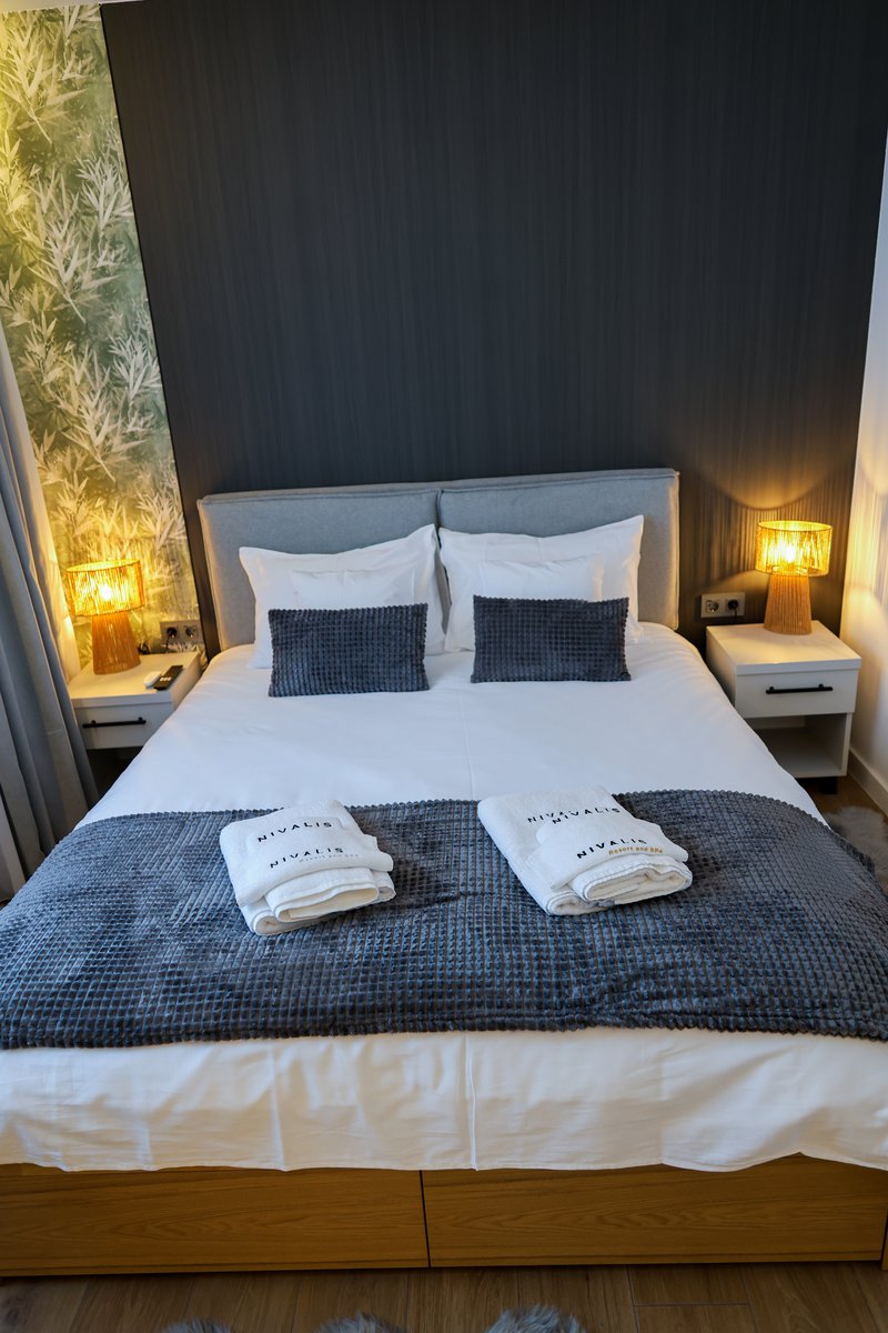Bedroom overlooking the green mountain at Nivalis Resort