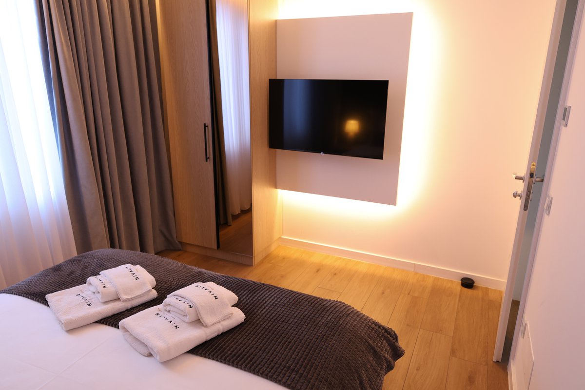 Bedroom with TV and WiFi at Nivalis Resort & SPA