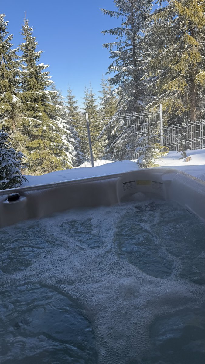 Private jacuzzi at Nivalis Resort & SPA in daylight