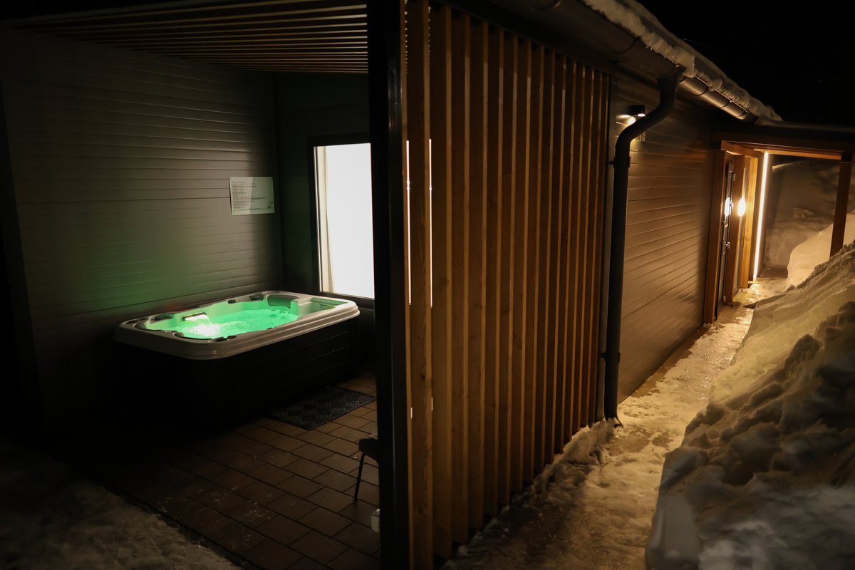 Experiența jacuzzi exterior iarna la Nivalis Resort & SPA