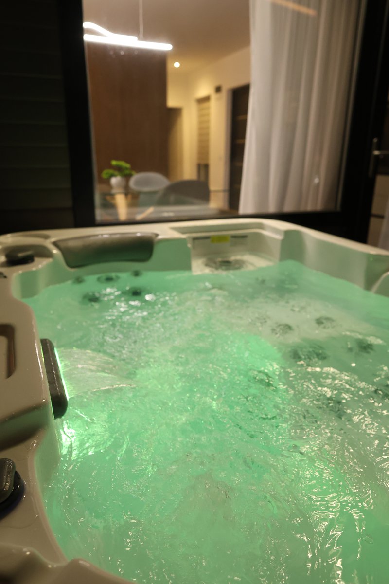 Jacuzzi SPA noaptea la Nivalis Resort în munții României