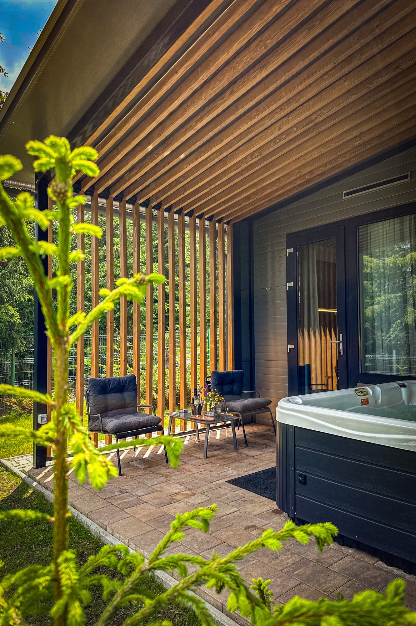Terasă de vară și jacuzzi la Nivalis Resort & SPA